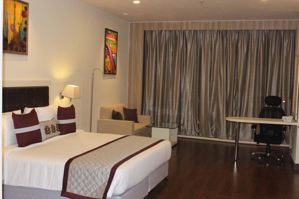 Xenious World Square Hotel Ґазіабад Екстер'єр фото