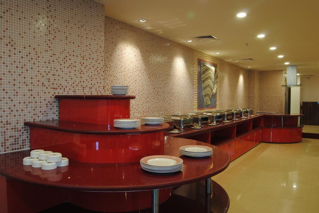 Xenious World Square Hotel Ґазіабад Екстер'єр фото