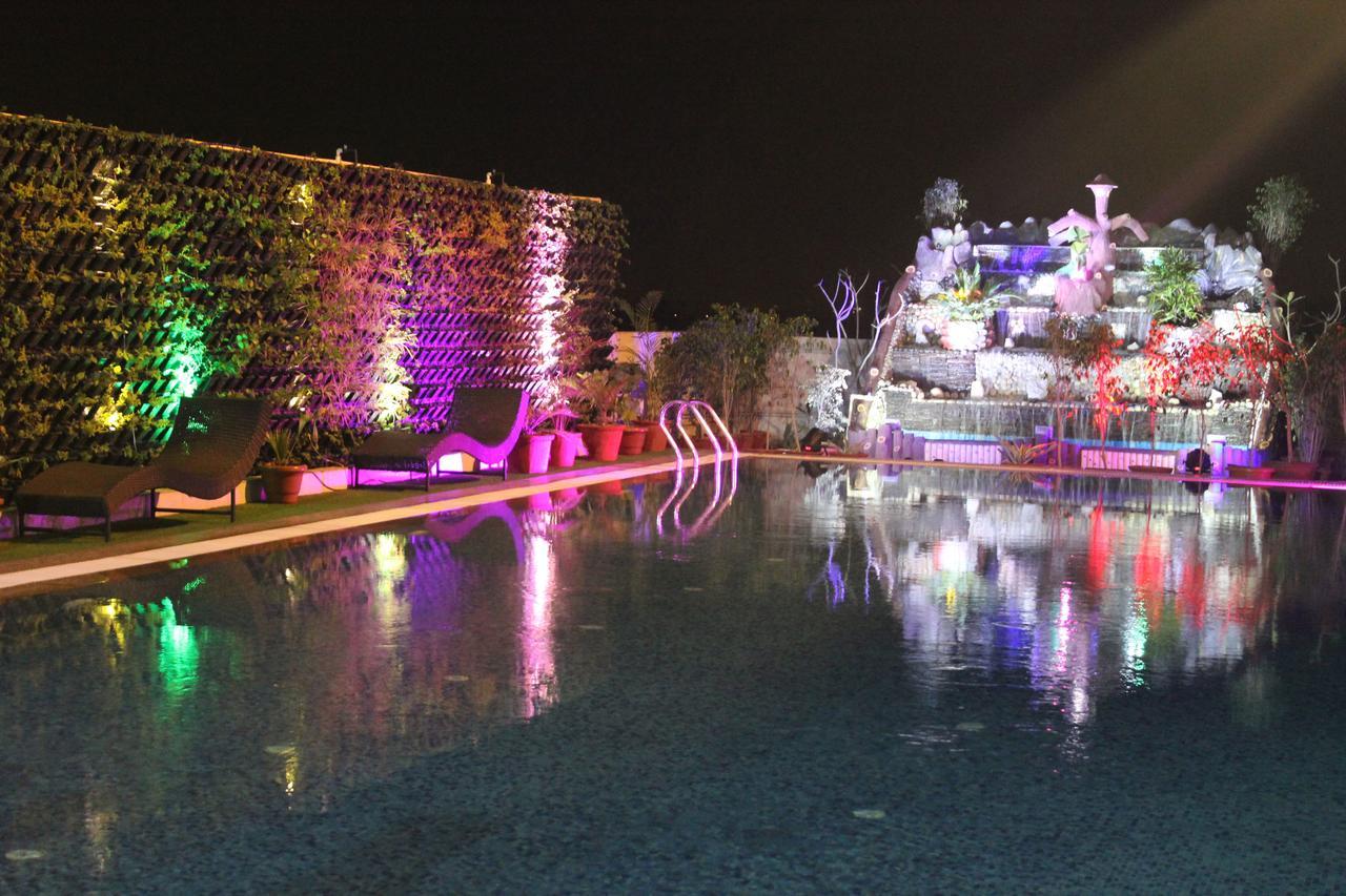 Xenious World Square Hotel Ґазіабад Екстер'єр фото